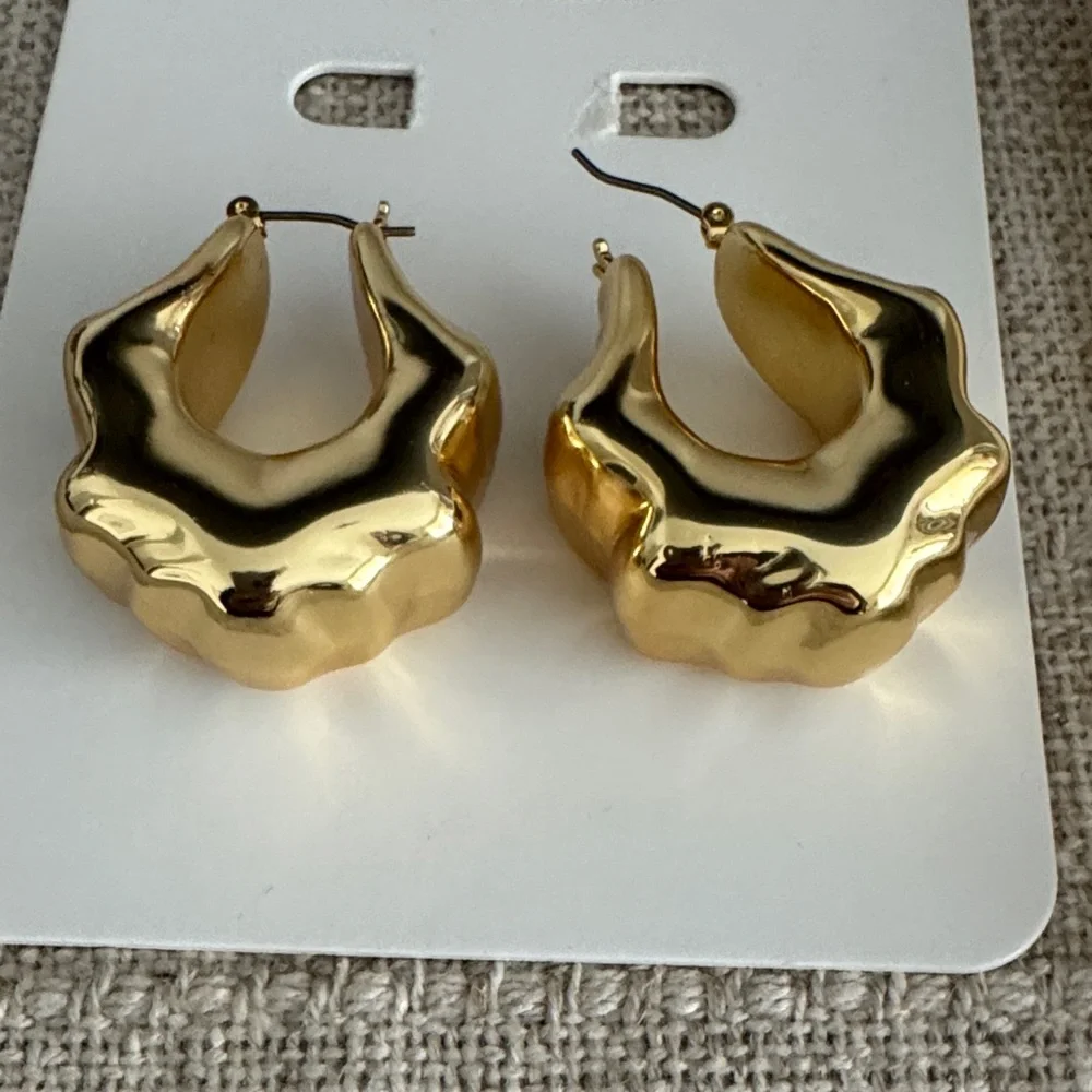 J. Crew Gold Sculpted Earrings - Picture 4 of 5